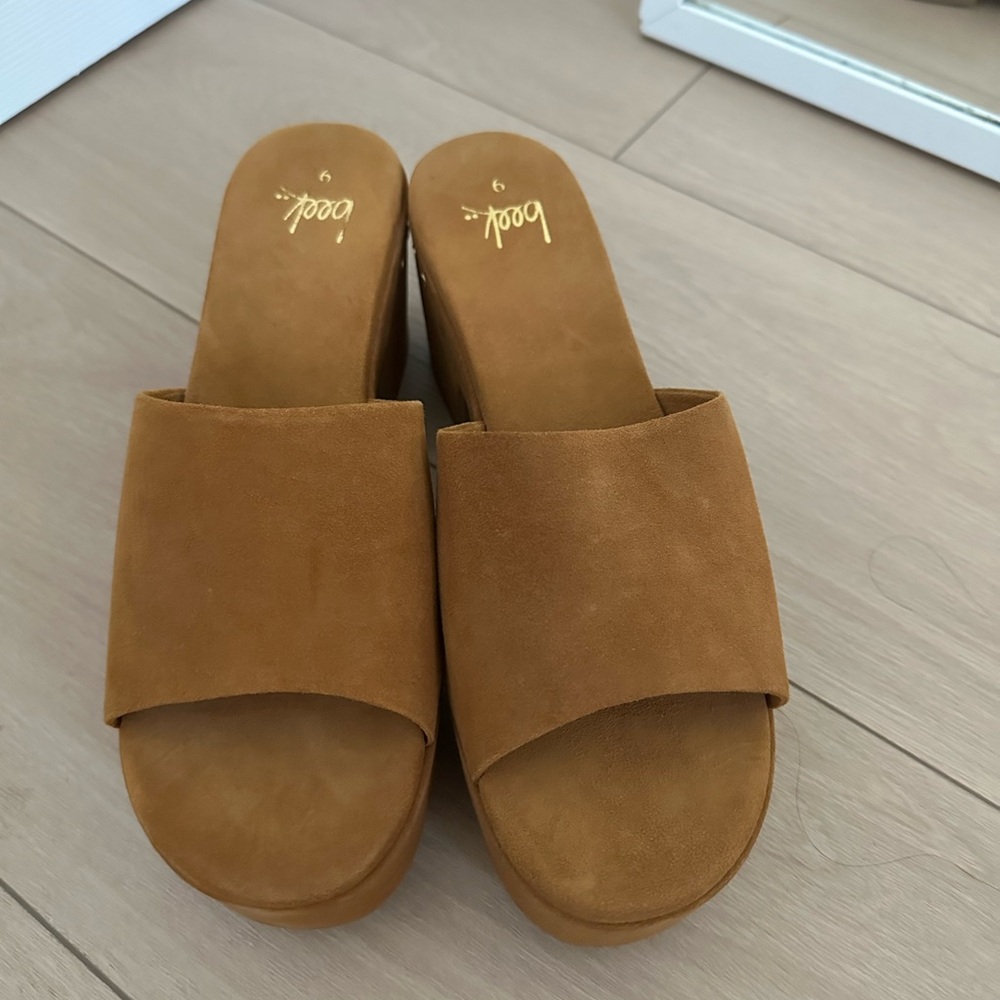 NWOT beek Kinglet Suede Platform Sandal Heels 9